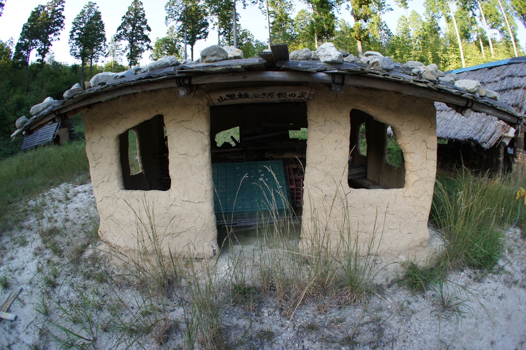 山里板ぶき屋根の家